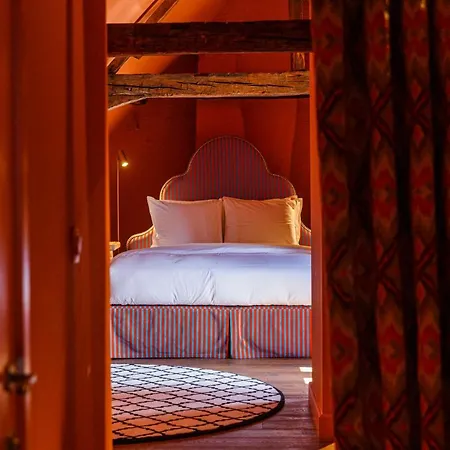 Flora Hotel *